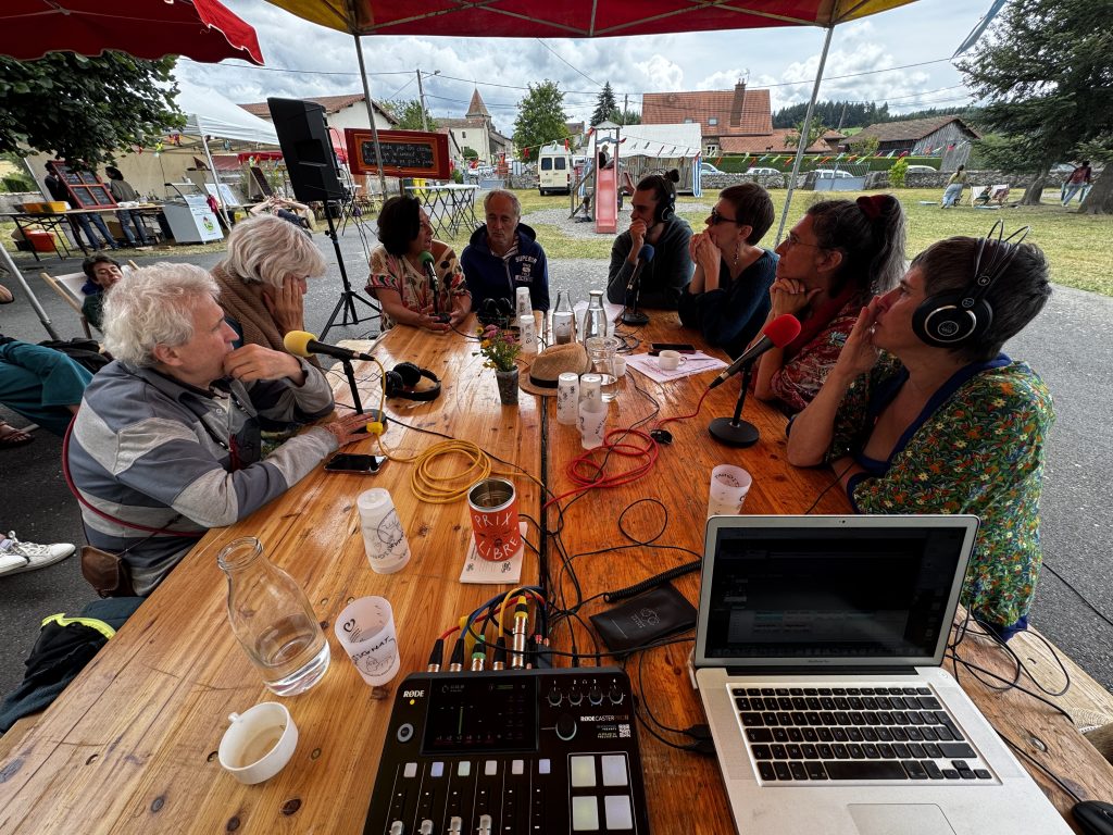 Personnes autour d'une table