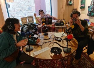 Emission du 2 mai 2023 avec Marie-Ange Lafarge, Albert Grand, Gabriel Chantelauze, et Marc Ferragne. Avec les musiques de Sourdure "Fuelha de Peira, Peira de Bost" et "Petafinats". Et Duo Combi-Payrat avec la bourrée "O calha ! Paubra calha !" Merci à La Brèche pour le projet, et à la Bibliothèque de St Anthème pour l'accueil
